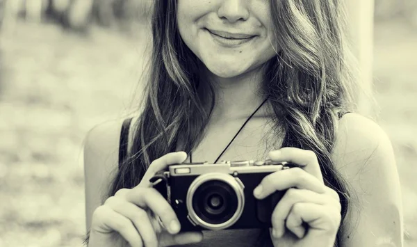 Mujer fotógrafa sosteniendo cámara — Foto de Stock