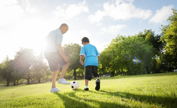 Far med son spela fotboll — Stockfoto