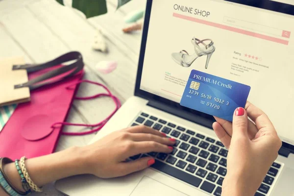 Vrouw met laptop — Stockfoto