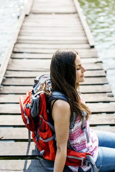 Viajante menina com mochila — Fotografia de Stock