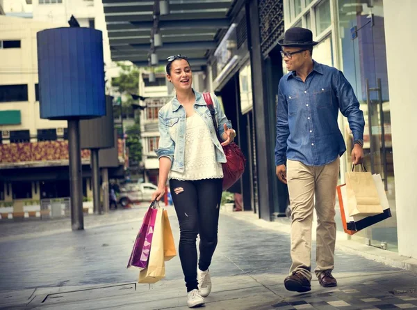 Alegre casal compras — Fotografia de Stock