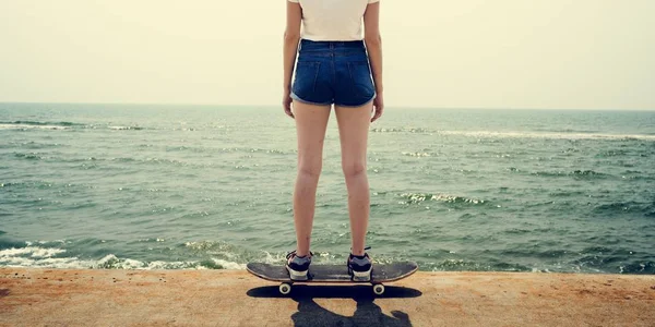 Mädchen in kurzen Hosen beim Skateboardfahren — Stockfoto