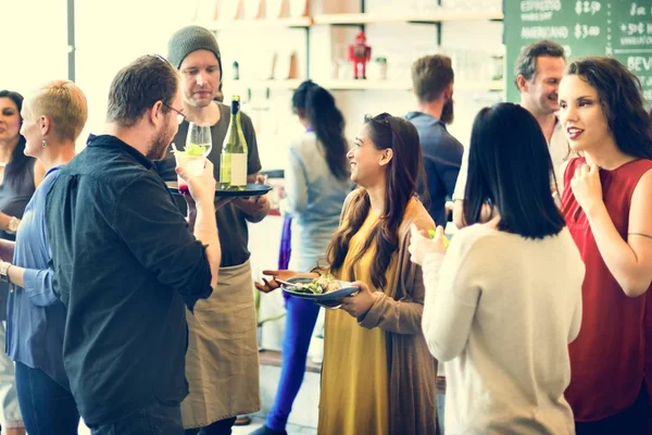 Mensen uit het bedrijfsleven praten over partij — Stockfoto