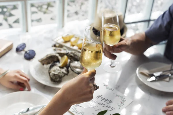 Casal comemorando aniversário — Fotografia de Stock