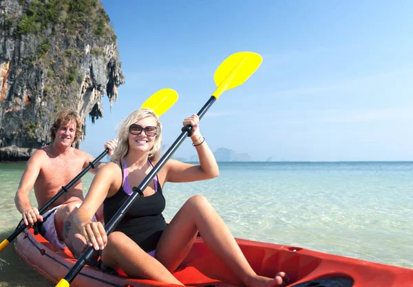 Couple Kayaking in the sea — Stock Photo, Image