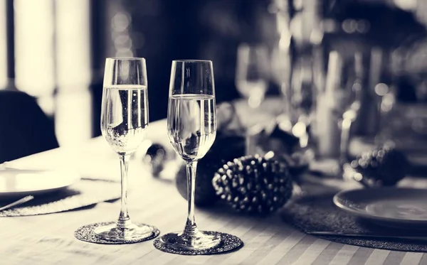 Copos de champanhe na mesa servida — Fotografia de Stock