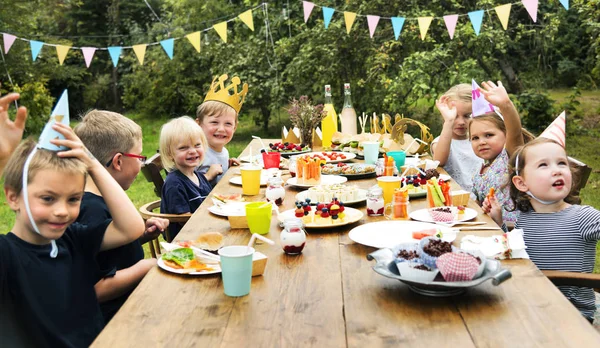 Niños celebrando cumpleaños — Foto de Stock