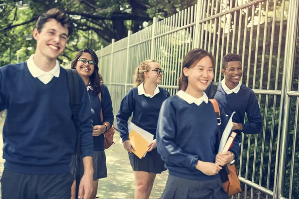 Schüler in Schuluniform — Stockfoto