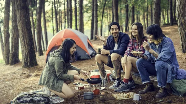 Jóvenes amigos viajando — Foto de Stock