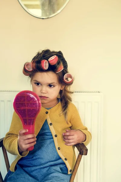 Menina com encrespadores no cabelo — Fotografia de Stock