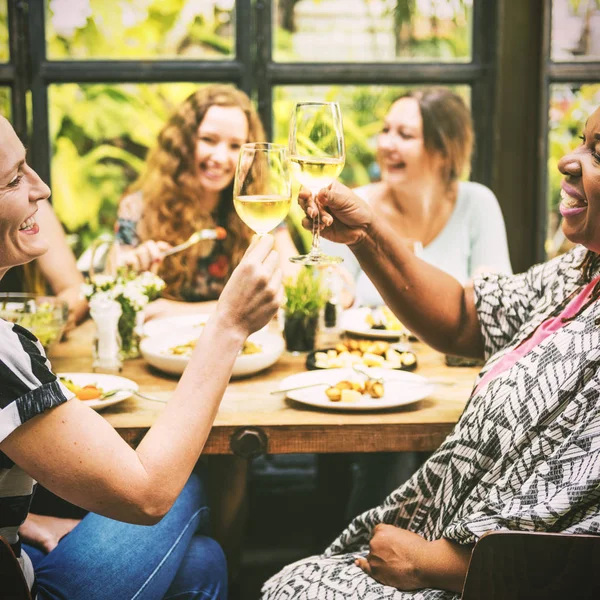 Donne impiccagione e mangiare insieme — Foto Stock