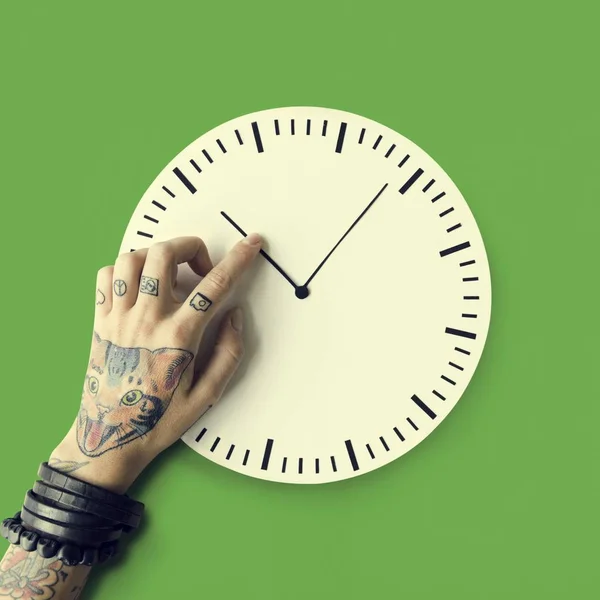 Mano nei tatuaggi con orologio — Foto Stock