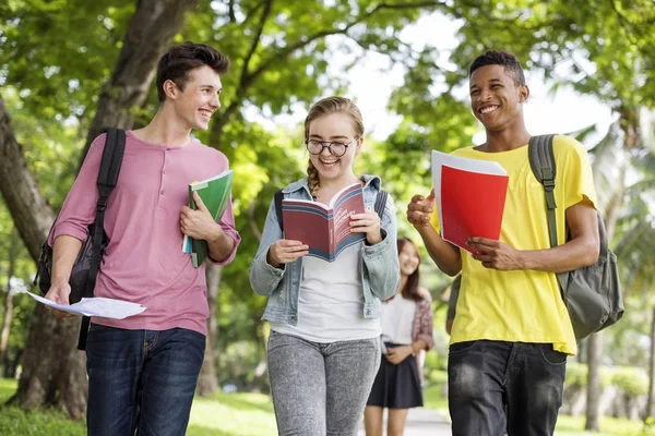 Glückliche Schüler, die gemeinsam lernen — Stockfoto