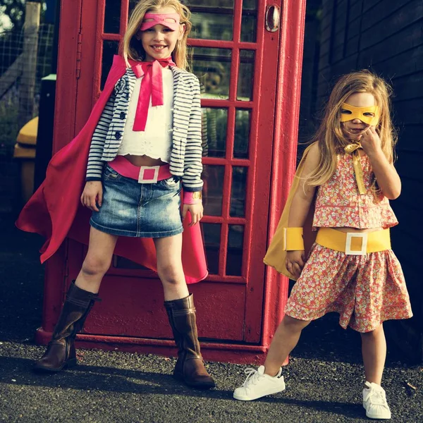 Superhéroes niñas en trajes — Foto de Stock