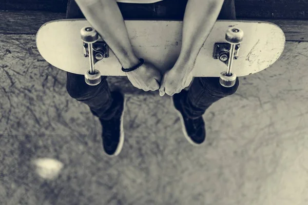 Homem segurando skate — Fotografia de Stock