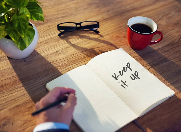 Hombre escribiendo notas en cuaderno —  Fotos de Stock