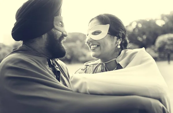 Indiai pár a szuperhős-jelmezek — Stock Fotó