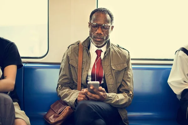 Άνθρωπος που χρησιμοποιεί κινητό τηλέφωνο — Φωτογραφία Αρχείου