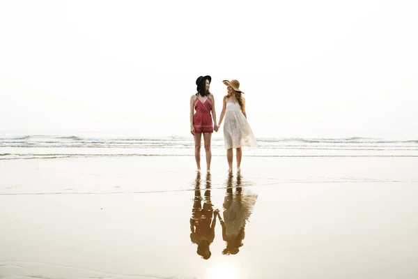 Chicas amistad en la playa — Foto de Stock