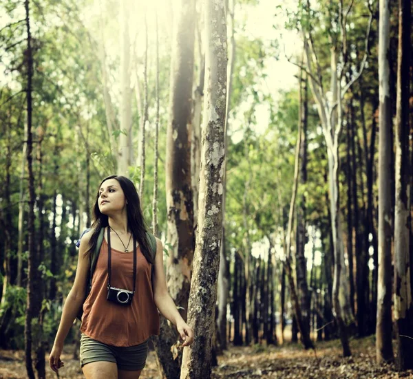 Chica caminando con cámara —  Fotos de Stock