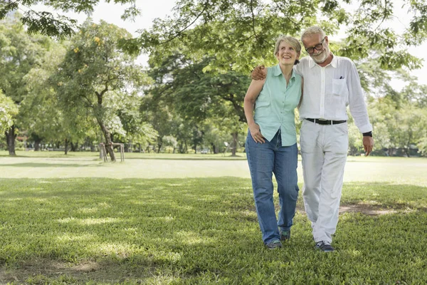 Seniorenpaar entspannt sich im Park — Stockfoto