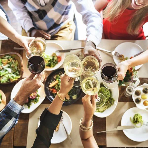 Menschen feiern und trinken Getränke — Stockfoto