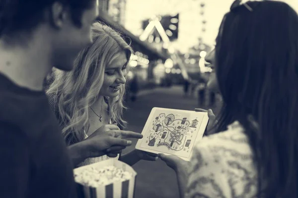 Vrienden in attractiepark met behulp van Tablet PC — Stockfoto