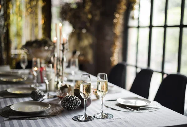 Taças de champanhe na mesa servida no restaurante — Fotografia de Stock
