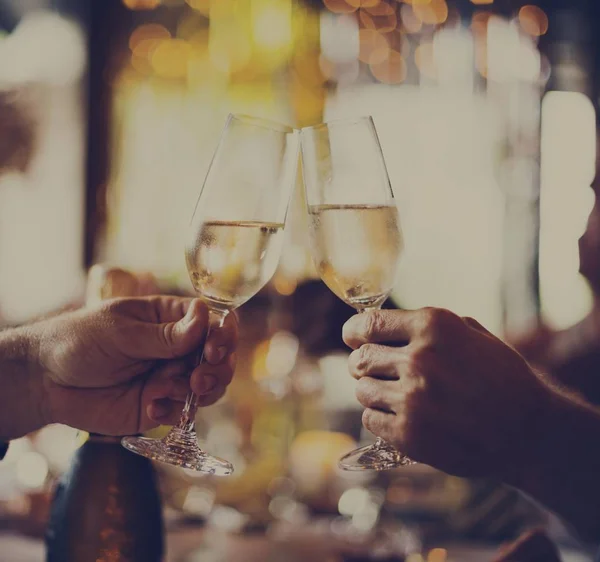Mensen vieren en drinken champagne — Stockfoto