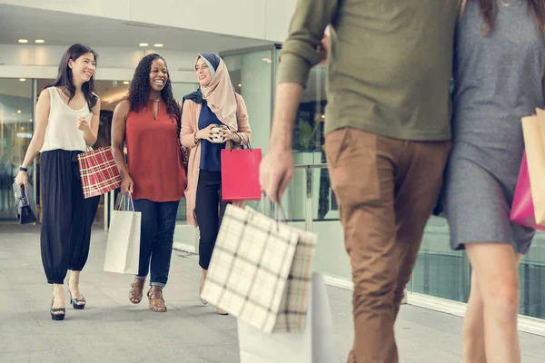 Gelukkig vrouwen in winkelcentrum — Stockfoto