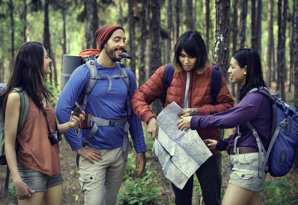 Jovens amigos explorando a natureza — Fotografia de Stock