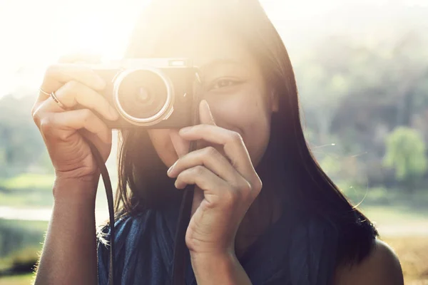 Vrouw fotograaf bedrijf Camera — Stockfoto