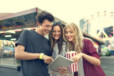 arkadaşlar eğlence parkı tablet kullanma