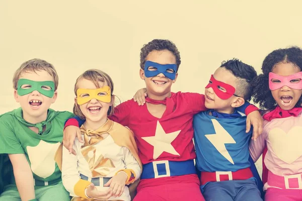 Super-heróis alegre crianças jogar — Fotografia de Stock