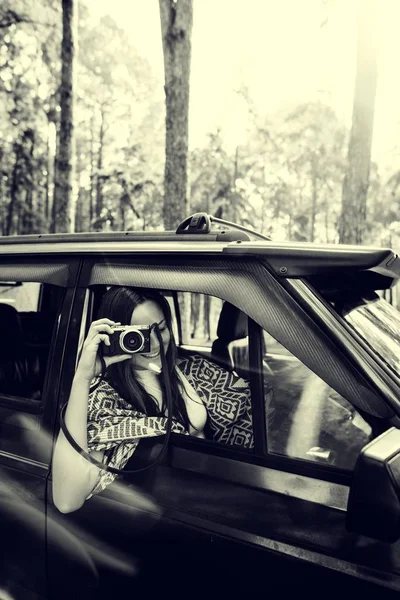 Young Woman Photographer in Car — Stock Photo, Image