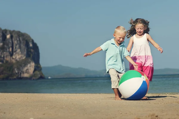 Kinderen die op het strand spelen — Stockfoto