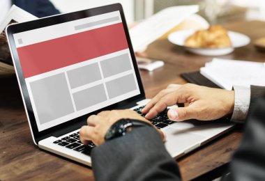 Dizüstü bilgisayar kullanan iş adamı