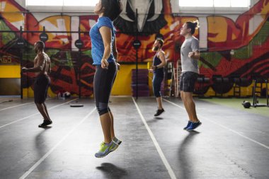 Spor salonunda egzersiz yapan insanlar