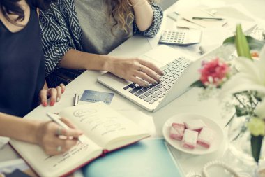 birlikte çalışan kadınlar