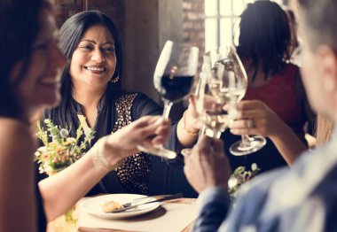 İnsanlar birlikte kutluyor 