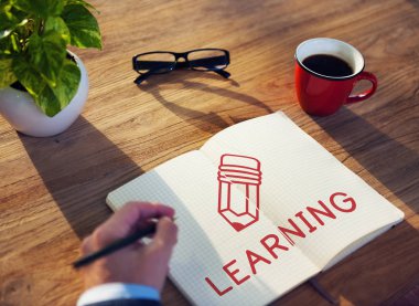 Not defterine notlar yazan adam 