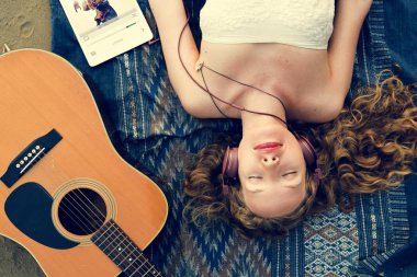 döşeme ve müzik dinleme kadın