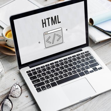 ekranda metin olan dizüstü bilgisayar