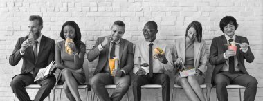 Öğle yemeği yemeyi iş takım