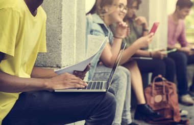 Genç öğrencileri açık havada