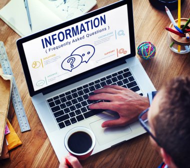 dizüstü bilgisayar kullanan adam