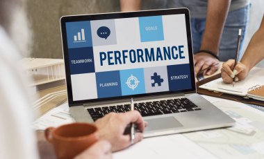 dizüstü bilgisayar kullanan insanlar