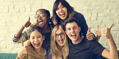 Öğrenciler birlikte sarılma