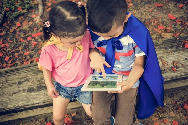 Дети с помощью цифрового планшета — стоковое фото