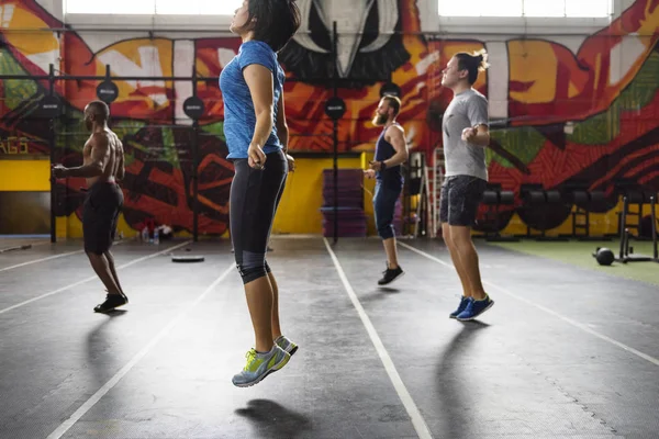 Gente haciendo ejercicio en el gimnasio — Foto de Stock